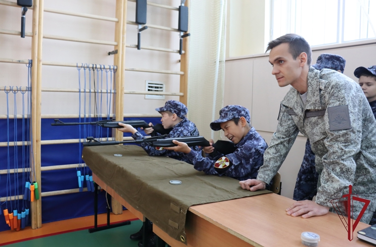 На Чукотке кадеты  профильного класса Росгвардии  показали достойные результаты  в соревнованиях по начальной  военной подготовке