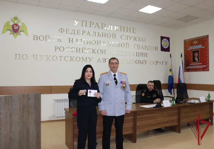 Начальник окружного Управления МВД России вручил награды чукотским росгвардейцам