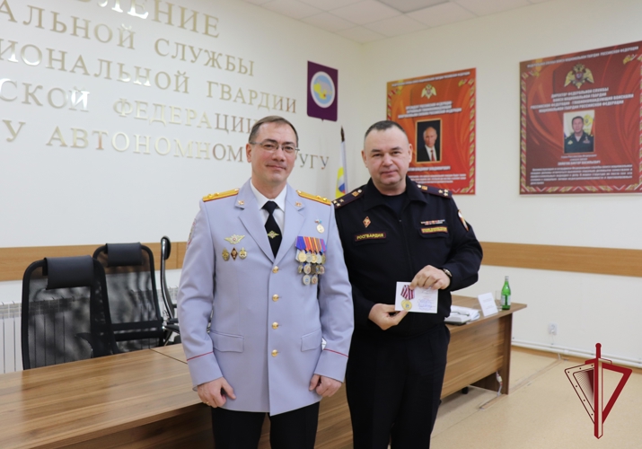 Начальник окружного Управления МВД России вручил награды чукотским росгвардейцам