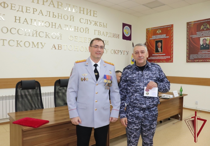 Начальник окружного Управления МВД России вручил награды чукотским росгвардейцам