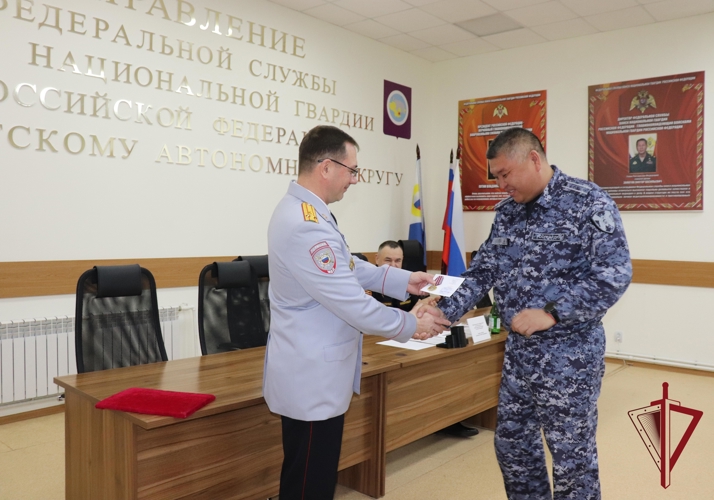 Начальник окружного Управления МВД России вручил награды чукотским росгвардейцам