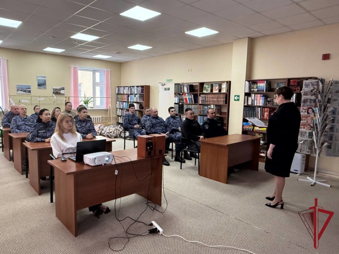В городской библиотеке округа прошла лекция для  сотрудников  Росгвардии ко Дню народного единства