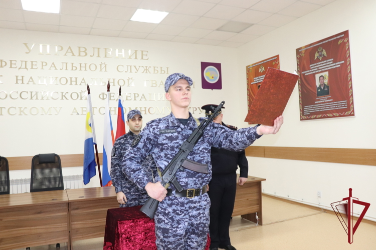 В преддверии Дня Конституции Российской Федерации чукотские росгвардейцы принесли присягу на верность Отечеству  