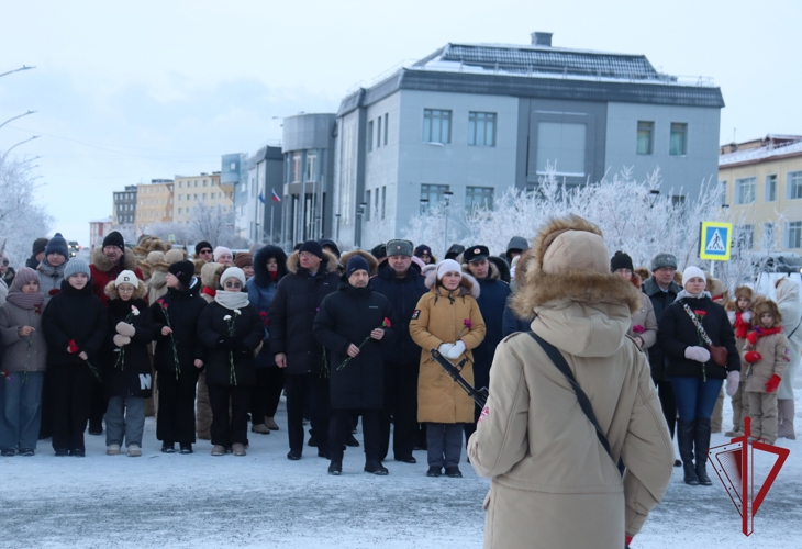 Цветы мужеству и доблести: Росгвардия Чукотки почтила  память Героев Отечества 