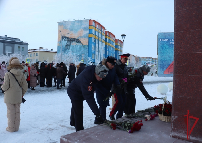 Цветы мужеству и доблести: Росгвардия Чукотки почтила  память Героев Отечества 