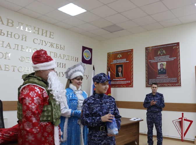 На Чукотке сотрудники войск национальной гвардии поздравили с наступающими праздниками кадетов Росгвардии