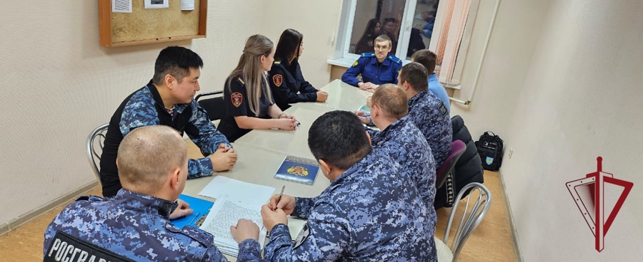 В Чаунском отделе вневедомственной охраны представитель прокуратуры провел семинар в рамках Международной  борьбы с коррупцией  