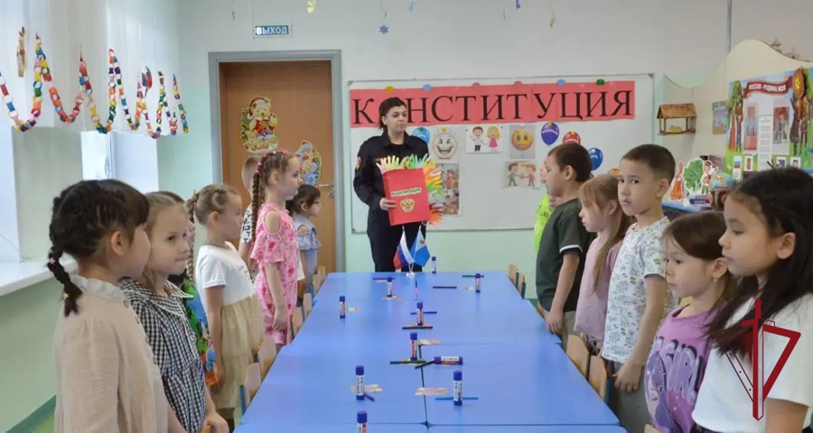 В День Конституции чукотские росгвардейцы провели интерактивный урок для дошкольников   