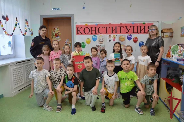 В День Конституции чукотские росгвардейцы провели интерактивный урок для дошкольников   