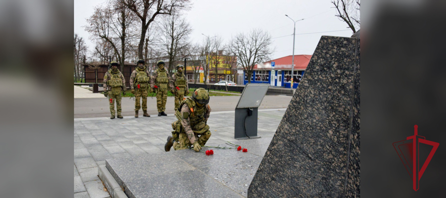 РОСГВАРДЕЙЦЫ В ЗОНЕ СВО ПОЧТИЛИ ПАМЯТЬ НЕИЗВЕСТНОГО СОЛДАТА 