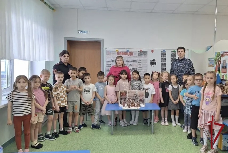 Росгвардейцы Чукотки и воспитанники детского сада «Парус» почтили подвиг города-героя Ленинграда 