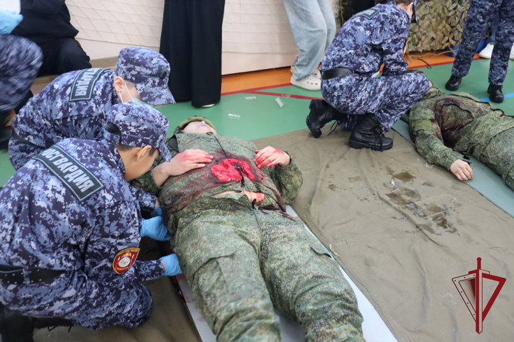 На Чукотке  кадеты профильного класса Росгвардии сделали первые шаги в тактической медицинe