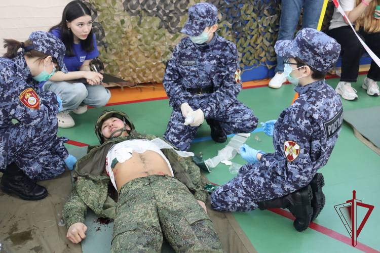 На Чукотке  кадеты профильного класса Росгвардии сделали первые шаги в тактической медицинe