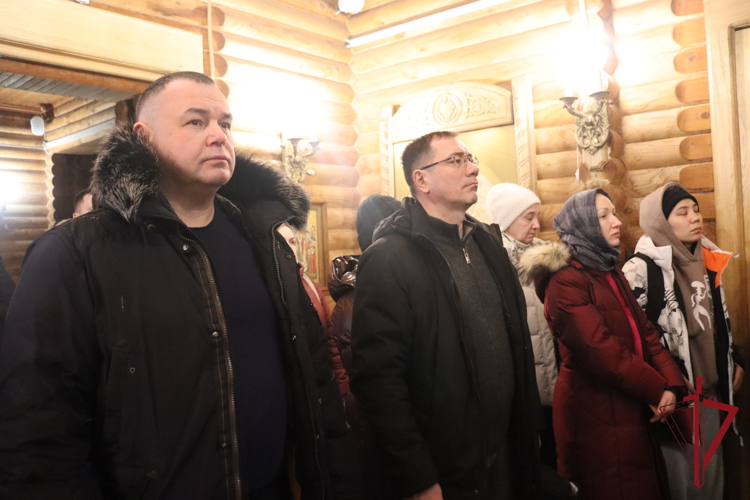 Чукотские росгвардейцы приняли участие в крещенских купаниях на краю Земли 