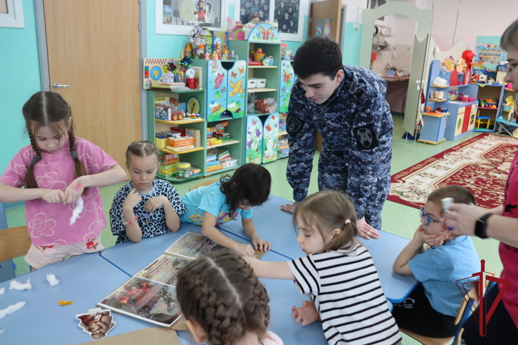 Росгвардейцы Чукотки и воспитанники детского сада «Парус» почтили подвиг города-героя Ленинграда 