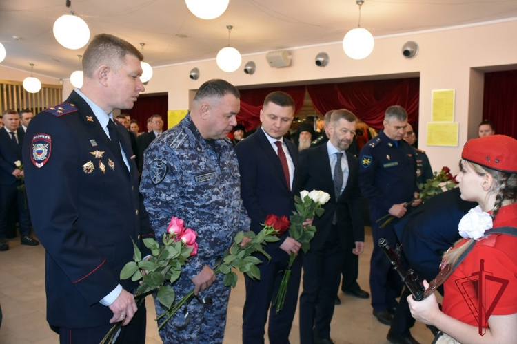 Сотрудники Росгвардии в день 82-й годовщины  полного освобождения Ленинграда от блокады почтили память погибших защитников и жителей города