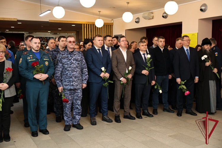 Сотрудники Росгвардии в день 82-й годовщины  полного освобождения Ленинграда от блокады почтили память погибших защитников и жителей города