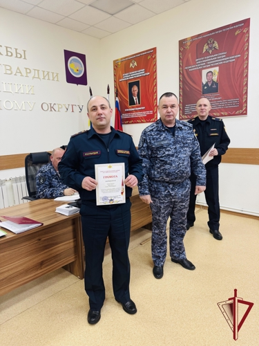 На Чукотке начальник регионального Управления Росгвардии поздравил сотрудников центра лицензионно-разрешительной работы и отделения государственного контроля с профессиональным праздником 