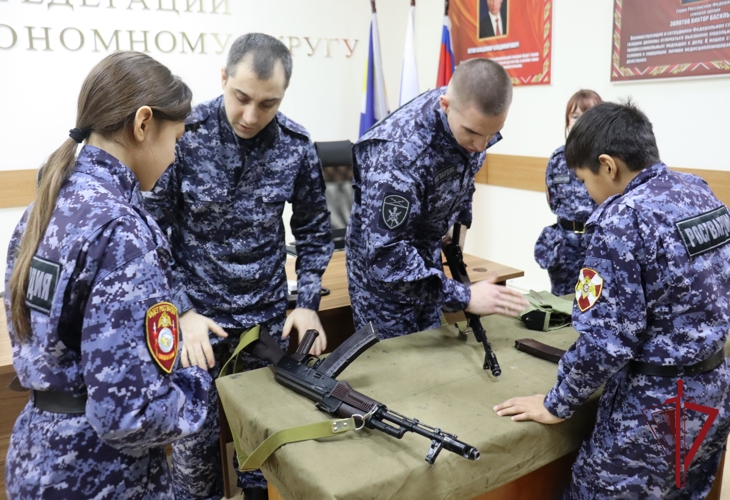 На Чукотке военнослужащие войск национальной гвардии провели практическое занятие по боевой подготовке  для кадетов Росгвардии 