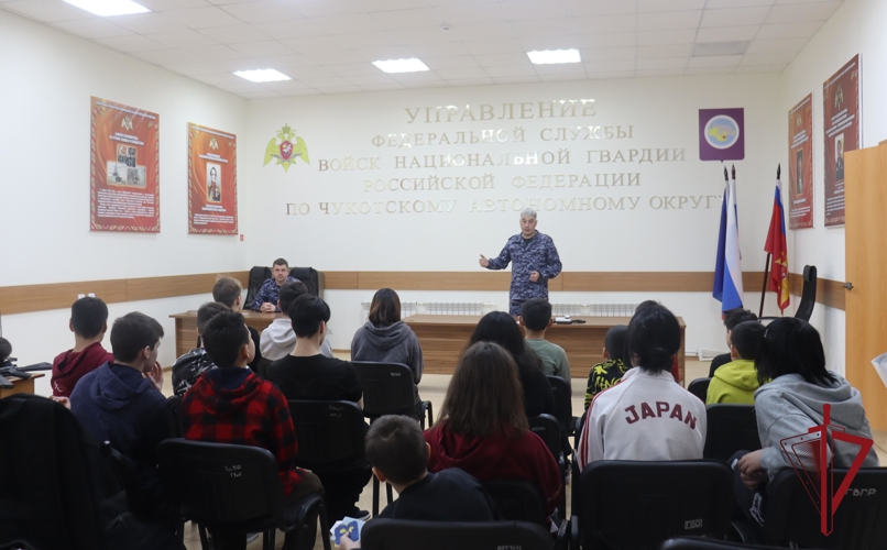 На Чукотке воспитанники социально-реабилитационного центра познакомились с буднями Росгвардии 