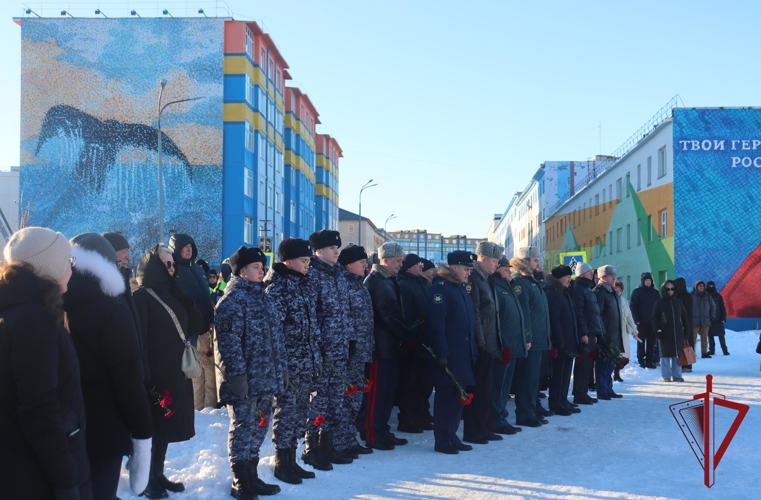 В Анадыре росгвардейцы почтили память защитников Отечества возложением цветов к монументу