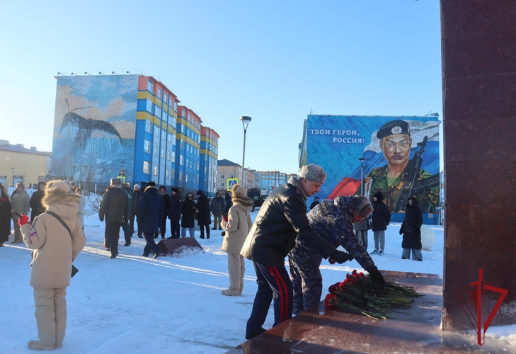 В Анадыре росгвардейцы почтили память защитников Отечества возложением цветов к монументу