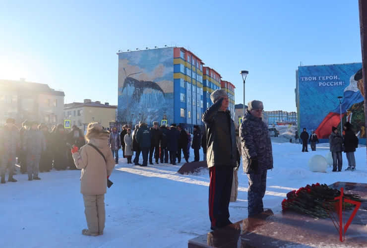В Анадыре росгвардейцы почтили память защитников Отечества возложением цветов к монументу