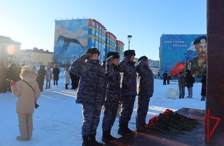 В Анадыре росгвардейцы почтили память защитников Отечества возложением цветов к монументу