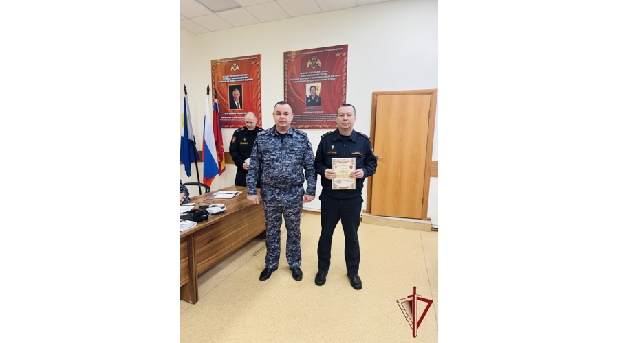 На Чукотке начальник регионального Управления Росгвардии поздравил сотрудников центра лицензионно-разрешительной работы и отделения государственного контроля с профессиональным праздником 