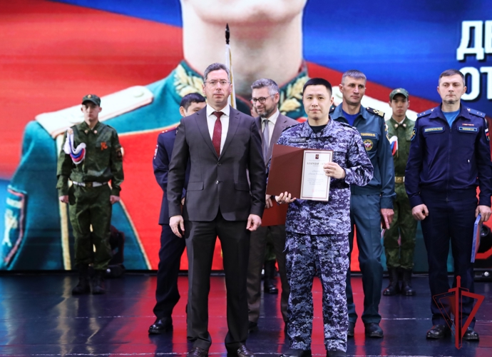 В Анадыре росгвардейцев отметили благодарностями губернатора на концерте «Честь и слава защитникам»