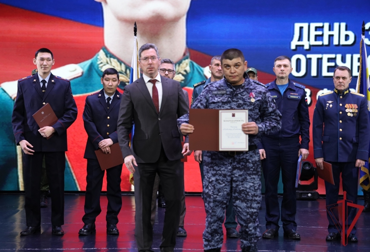 В Анадыре росгвардейцев отметили благодарностями губернатора на концерте «Честь и слава защитникам»