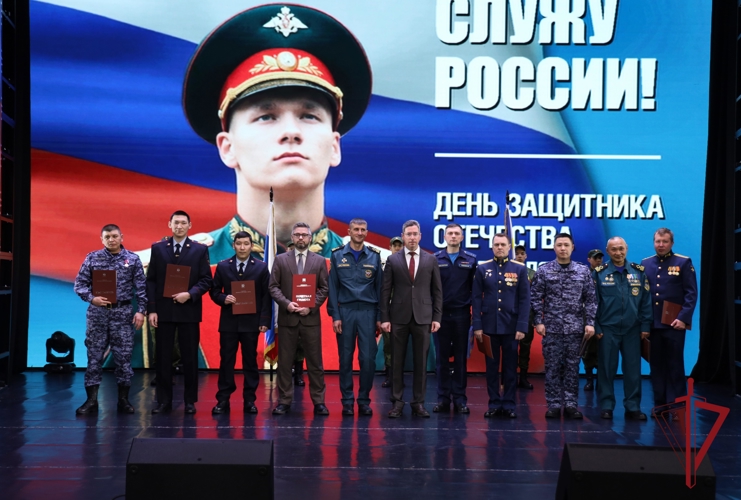 В Анадыре росгвардейцев отметили благодарностями губернатора на концерте «Честь и слава защитникам»