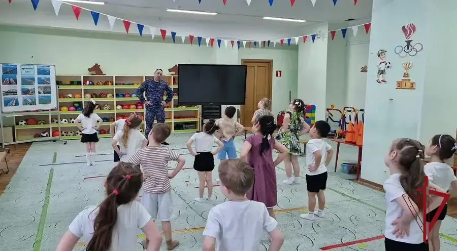 В Певеке росгвардейцы провели «Зарядку с Героем» для воспитанников детского сада 