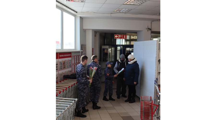 Чукотские росгвардейцы и кадеты поздравили женщин с наступающим 8 Марта яркой акцией «Сила и нежность» 