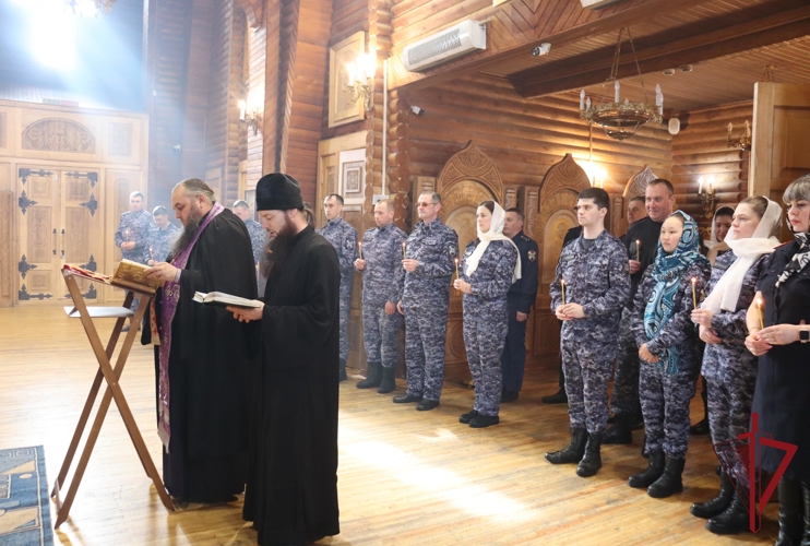 В преддверии юбилея войск правопорядка росгвардейцы приняли участие в молебне в Свято-Троицком соборе города Анадыря