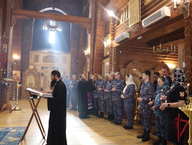 В преддверии юбилея войск правопорядка росгвардейцы приняли участие в молебне в Свято-Троицком соборе города Анадыря