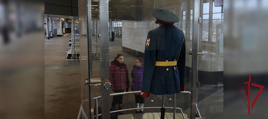 НА СТАНЦИИ «ВОРОБЬЁВЫ ГОРЫ» МОСКОВСКОГО МЕТРОПОЛИТЕНА ОТКРЫЛАСЬ ВЫСТАВКА РОСГВАРДИИ