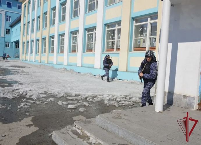 На Чукотке  росгвардейцы приняли участие во Всероссийских учениях по антитеррористической защищенности  объектов образования  