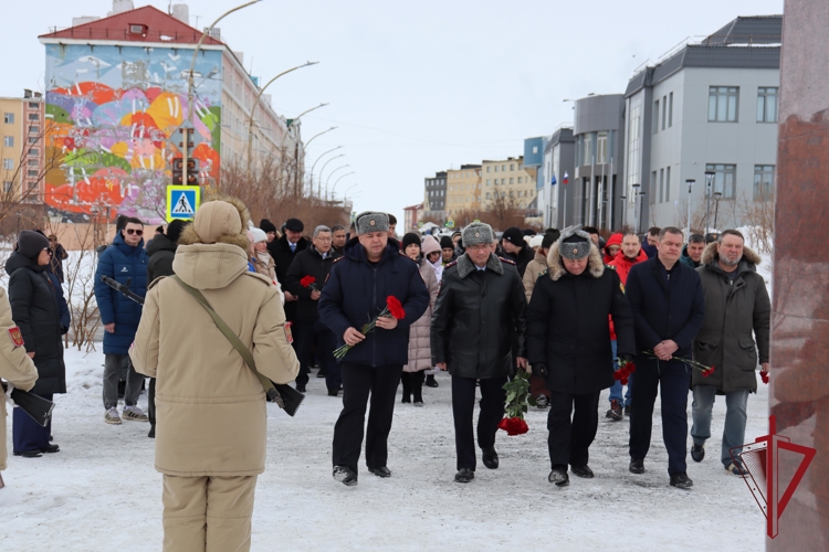 Чукотка помнит своих героев: начальник регионального Управления Росгвардии принял участие в акции возложения цветов 