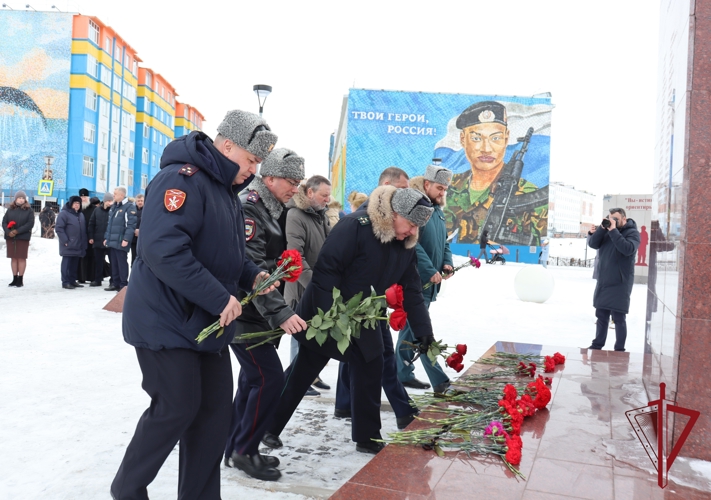 Чукотка помнит своих героев: начальник регионального Управления Росгвардии принял участие в акции возложения цветов 