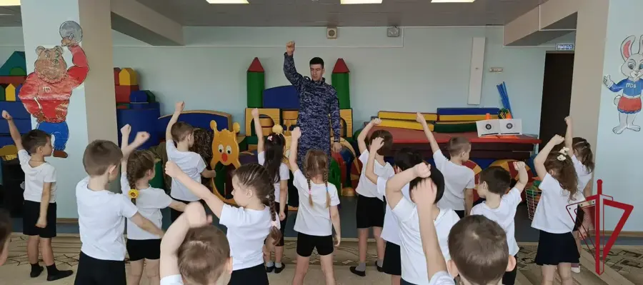 Росгвардейский заряд: сотрудник ведомства зарядил детей бодростью во Всемирный день здоровья  