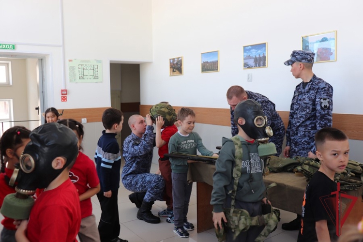Росгвардейцы Анадыря распахнули двери своего ведомства для воспитанников детского сада «Сказка»
