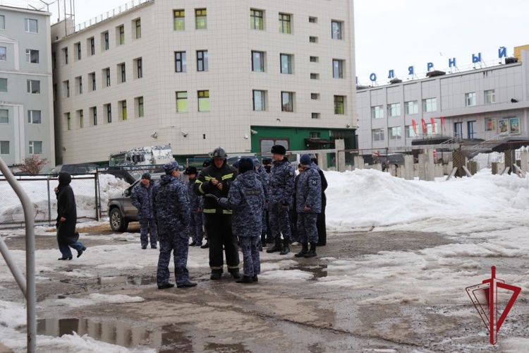 Анадырь укрепляет готовность к чрезвычайным ситуациям: Росгвардия и МЧС провели совместное учение