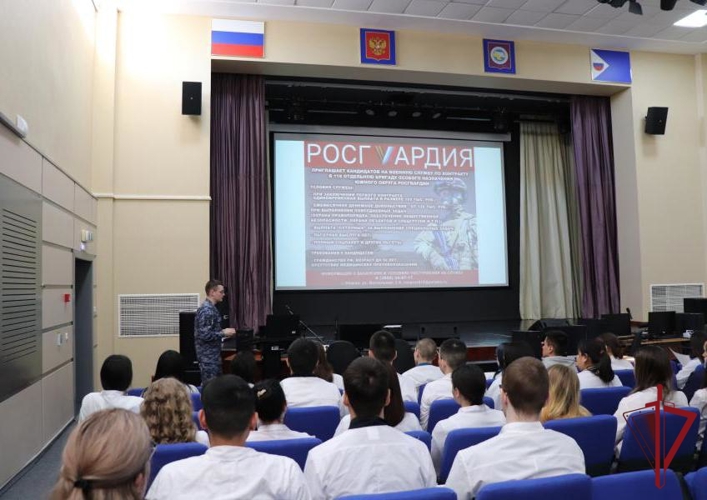 В Анадыре офицер Росгвардии провел профориентационную встречу с будущими медиками