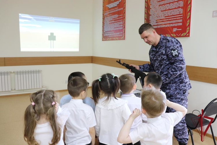Росгвардия Чукотки провела экскурс в мир защиты и истории ведомства для юных воспитанников детского сада «Золотой Ключик» 