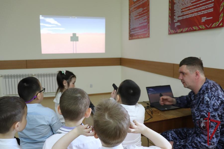 Росгвардия Чукотки провела экскурс в мир защиты и истории ведомства для юных воспитанников детского сада «Золотой Ключик» 