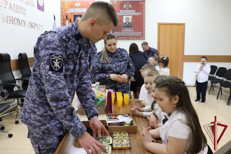 Росгвардия Чукотки провела экскурс в мир защиты и истории ведомства для юных воспитанников детского сада «Золотой Ключик» 
