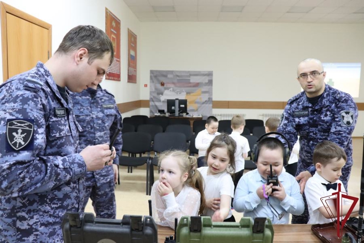 Росгвардия Чукотки провела экскурс в мир защиты и истории ведомства для юных воспитанников детского сада «Золотой Ключик» 