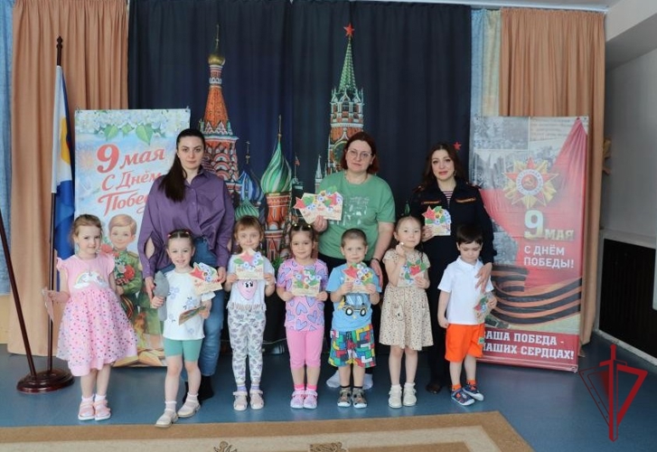 «Письма Победы» с Чукотки: росгвардейцы и дети передают тепло защитникам в преддверии 9 Мая
