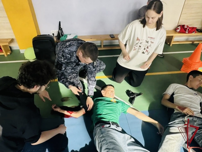 Старший врач Росгвардии передал участникам профильной смены «Чукотка в движении: Зов Арктики» опыт, проверенный временем и   экстремальными условиями